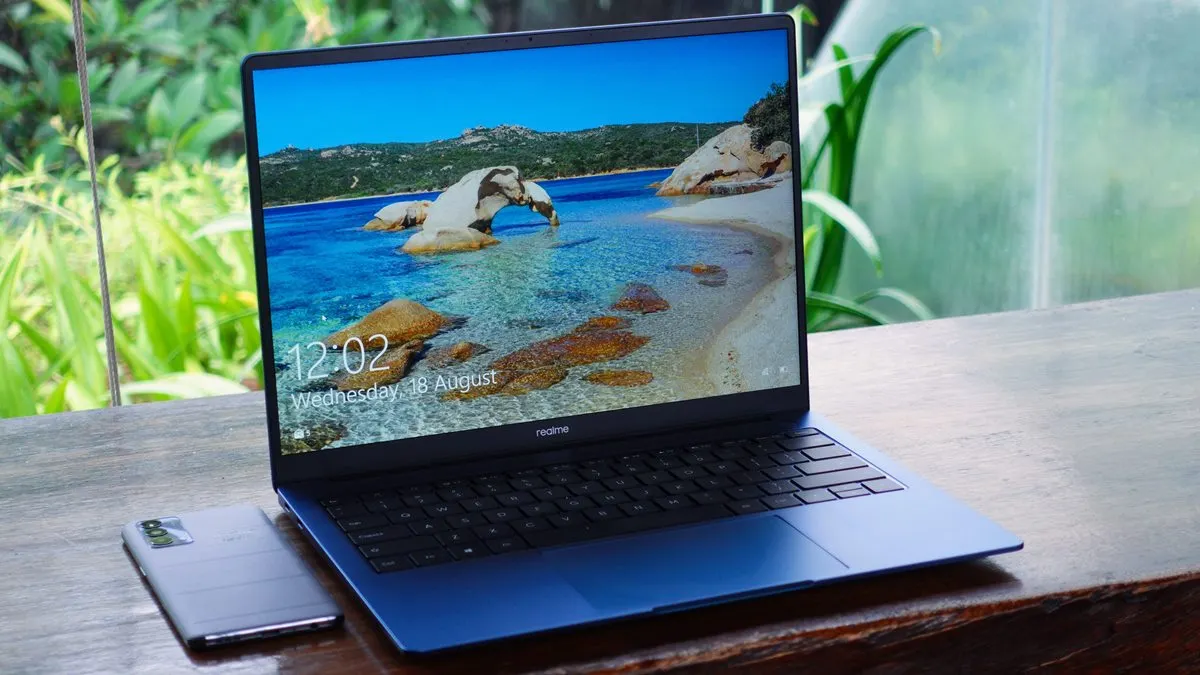 Хитовый ноутбук Realme подешевел в России. Он стоит вдвое дешевле MacBook Air