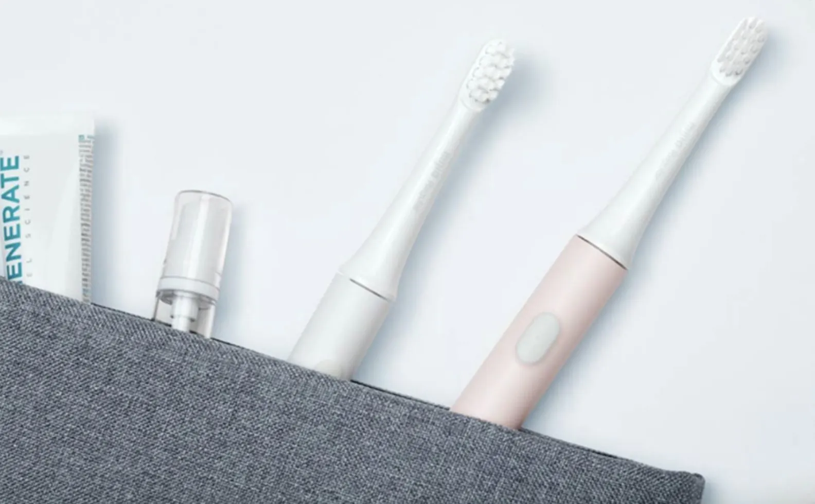 Умная щетка от Xiaomi стоит копейки. Она очень легкая и ее почти не надо заряжать