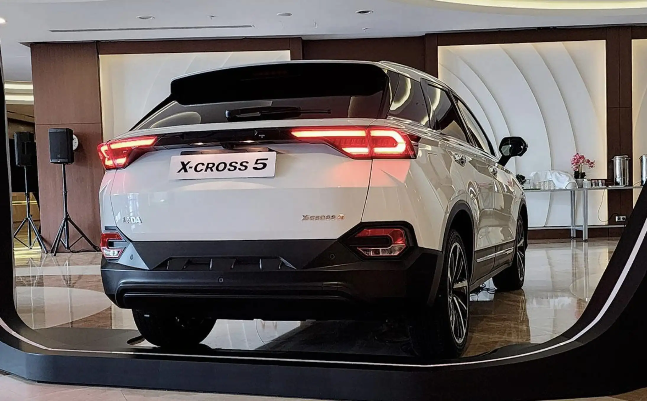 У Lada выйдет доступный кроссовер. По сути, X-Cross 5 уже можно купить – за сколько?