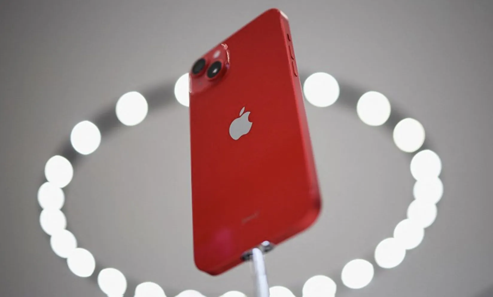 В Россию завезли огромное количество iPhone. Они и правда подешевели?