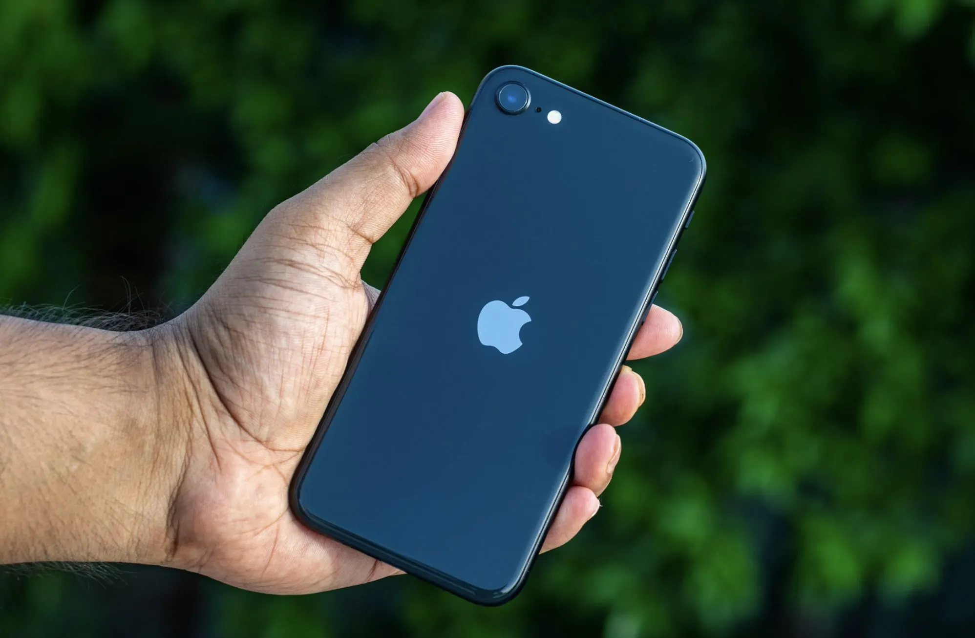iPhone SE (2020) подешевел до неприличия. Взять раритетную модель или доплатить?