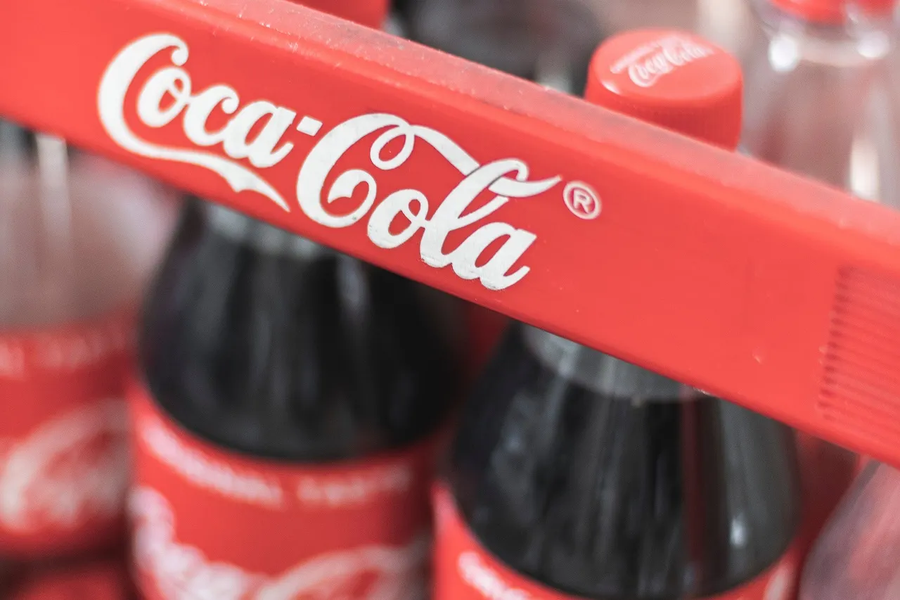 В Новосибирске продают Coca-Cola, выпущенную в 2023 году. Газировка вернулась в Россию?