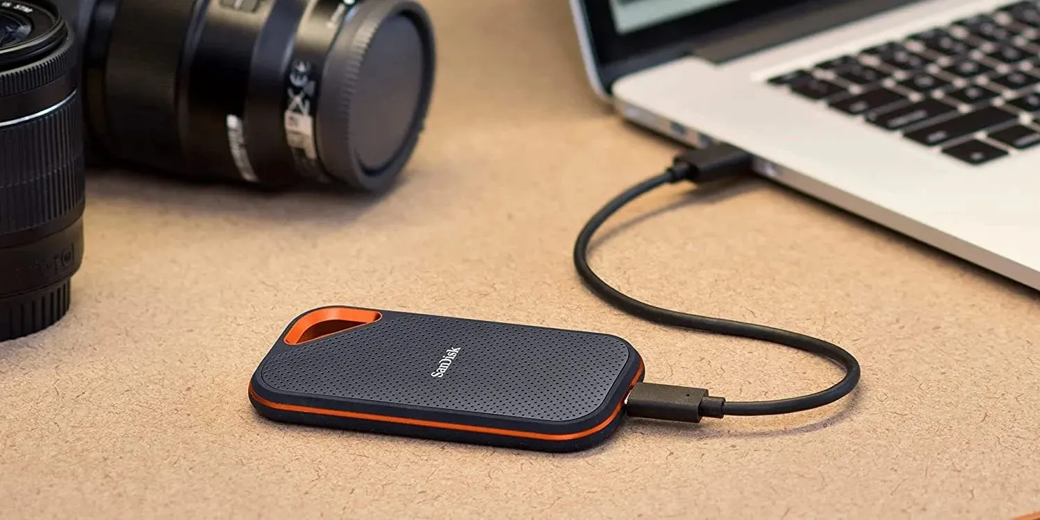 Крутейший внешний SSD от SanDisk сливают со скидкой на Маркете. У него ударопрочный корпус и молниеносная скорость