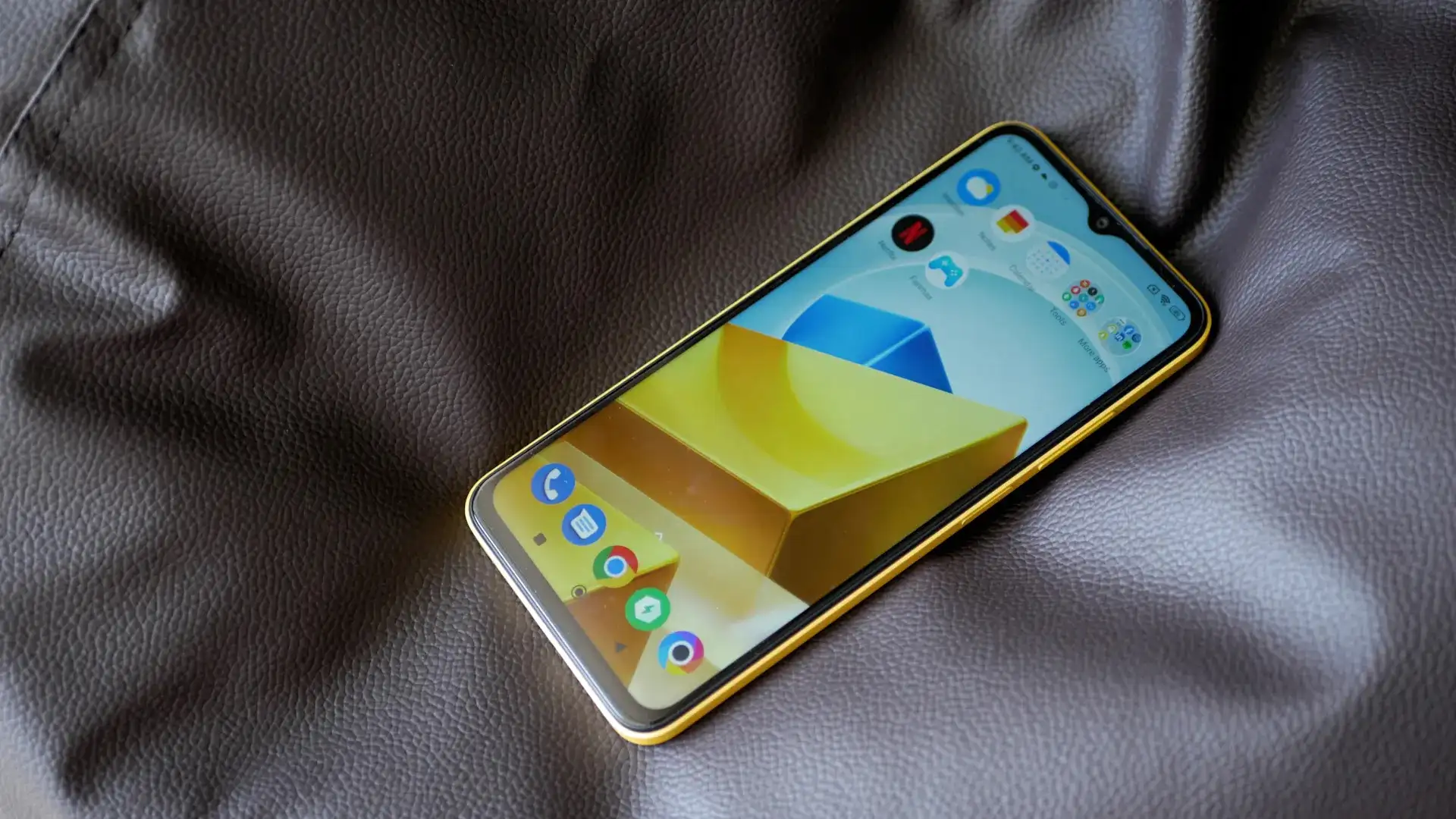 Лучший бюджетник Xiaomi Poco сливают за бесценок. У него отличный экран и достойная производительность