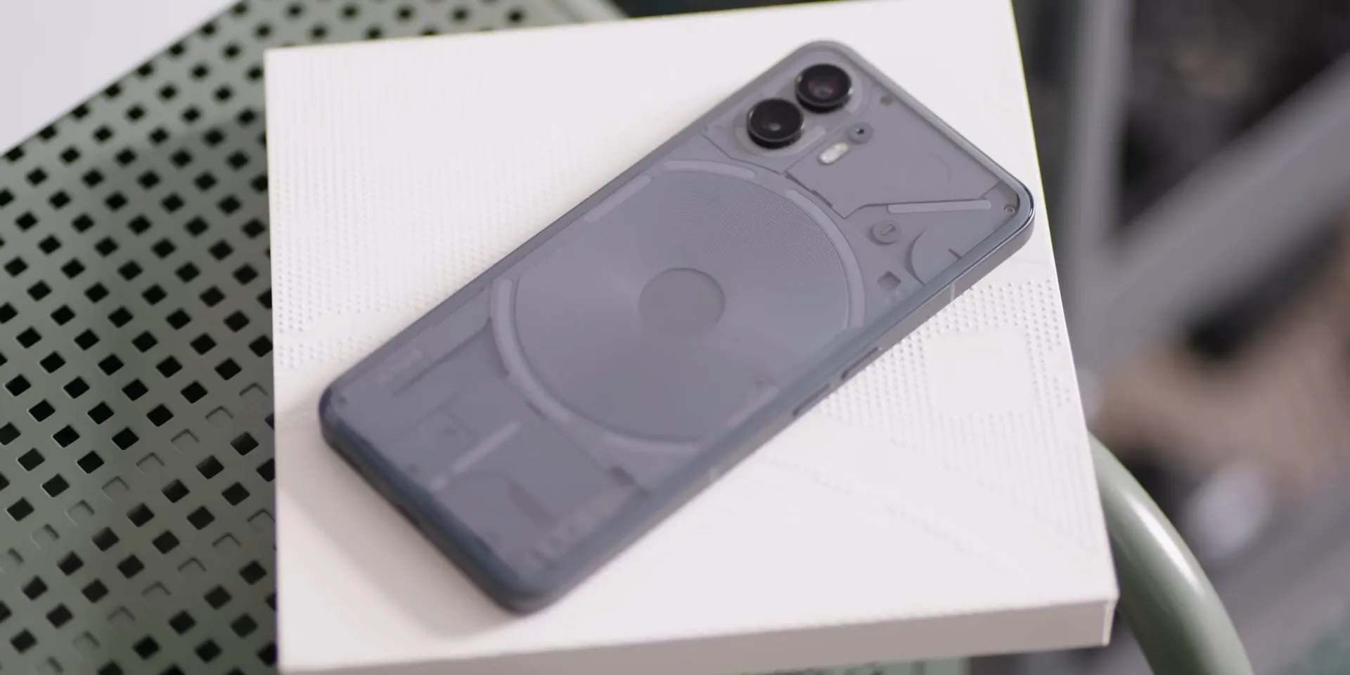 Вышел Nothing Phone (2). В чем новый смартфон лучше дебютного?