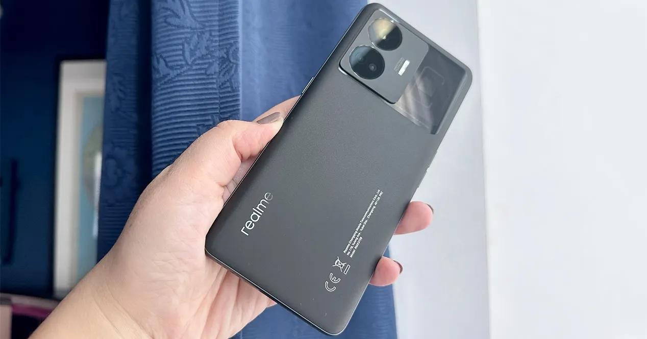 Realme GT3 снова стоит ниже психологической отметки на Али. Это флагман с 1 Тб памяти и быстрой зарядкой за 10 минут
