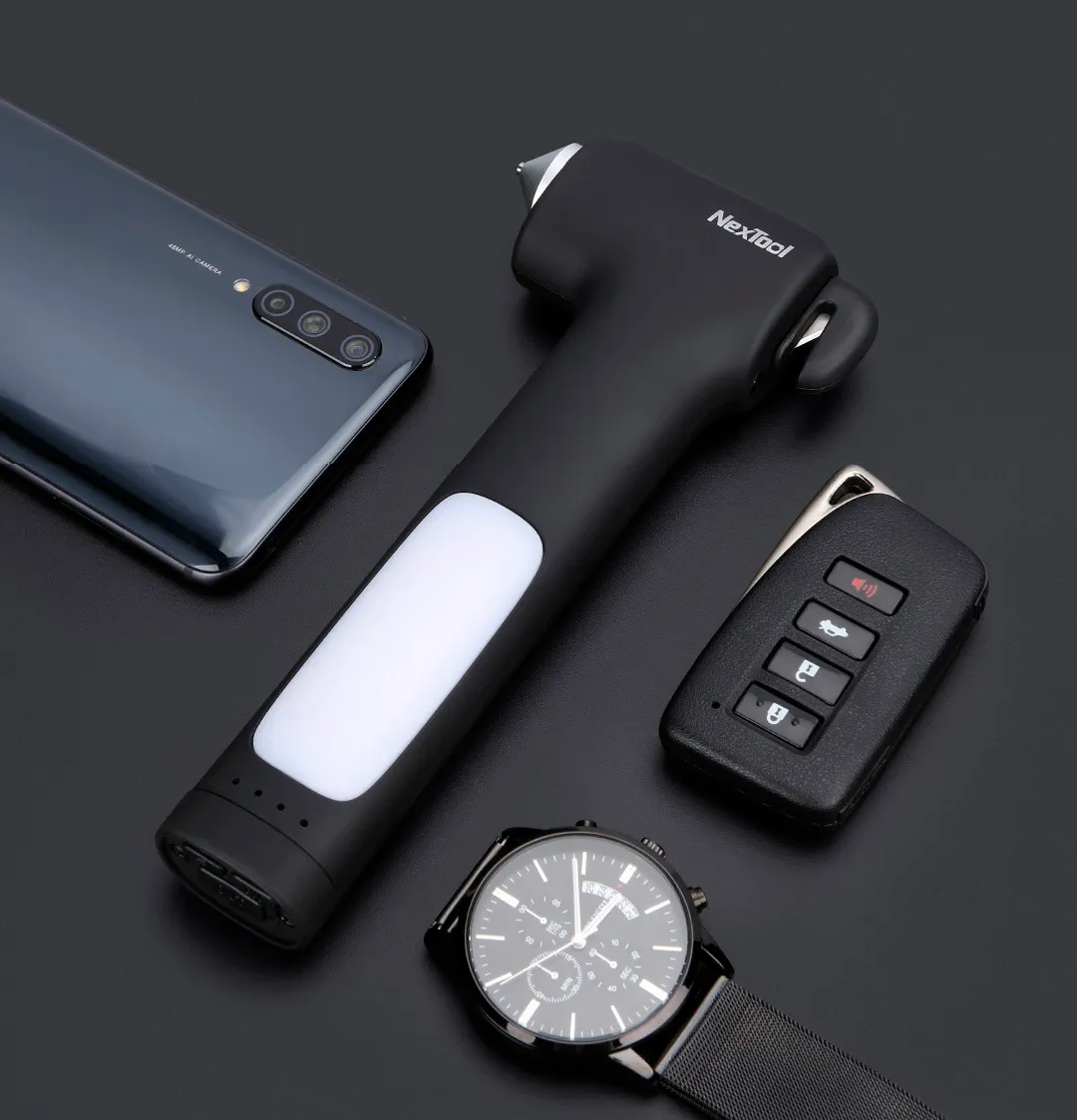 Необычный молоток Xiaomi сливают за гроши на Маркете. В него встроен фонарик и даже пауэрбанк