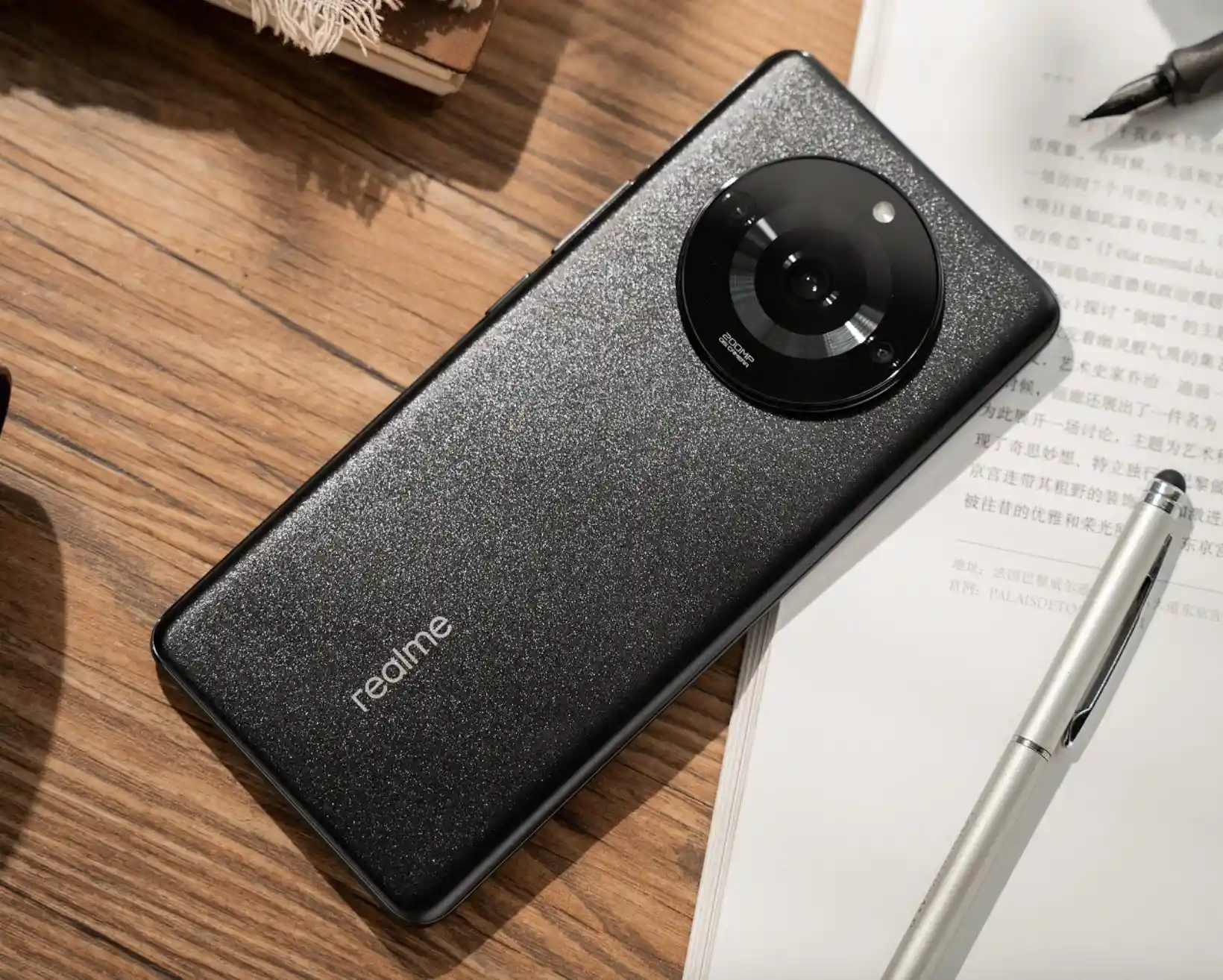 Realme 11 Pro и 11 Pro+ появились в России. Сколько просят за флагманы и какой дают подарок?