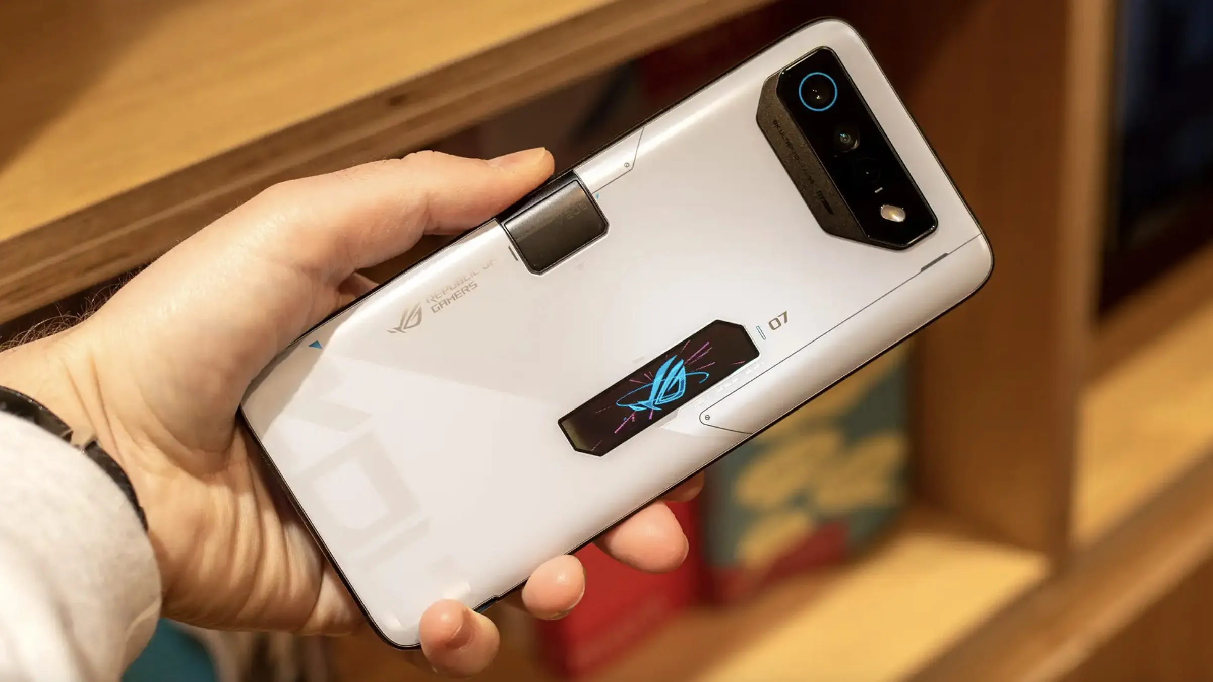 7 смартфонов с лучшей батареей. Доступный Xiaomi Poco и феерический OnePlus