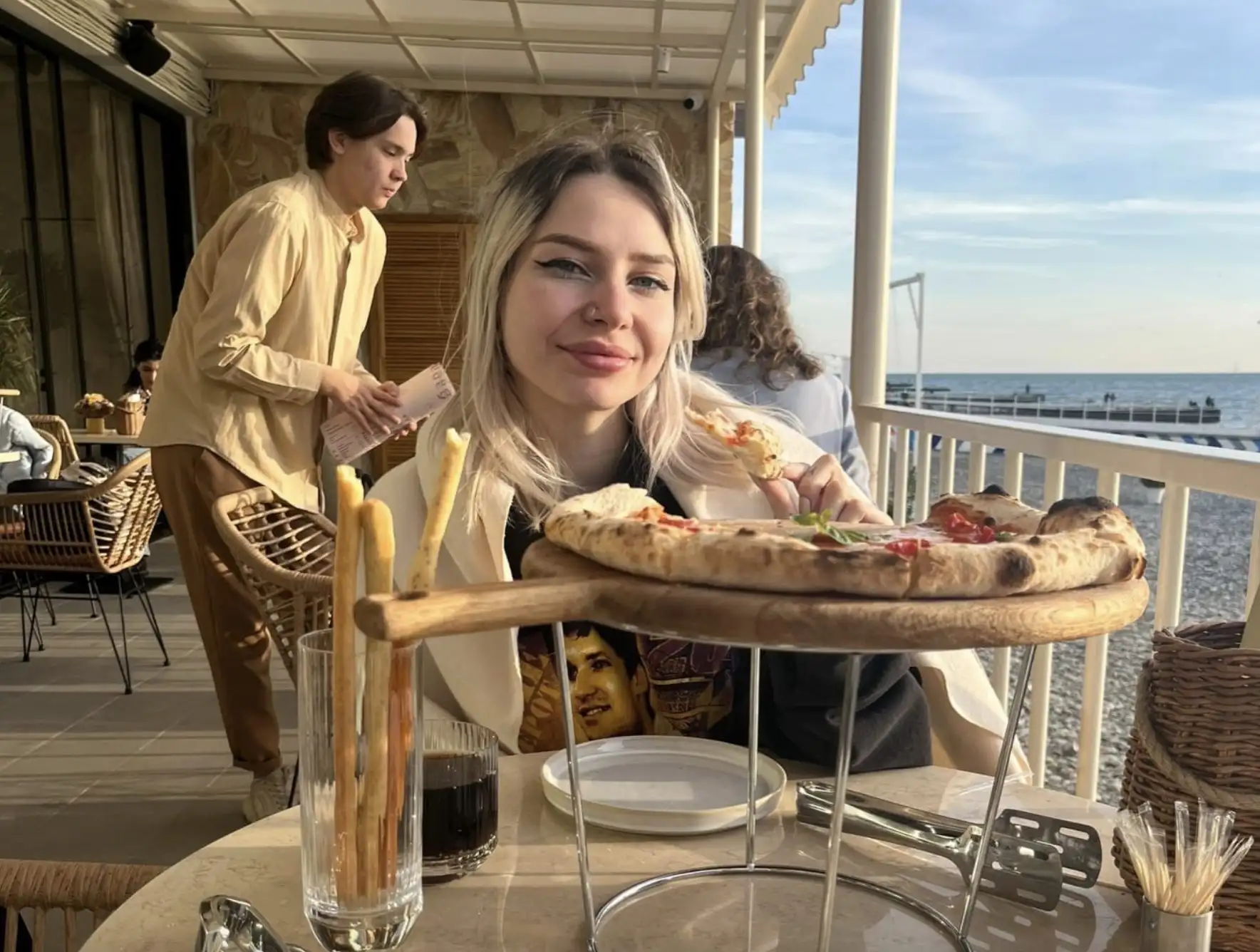 «Это мой годовой доход». Блогерша поела в ресторане на 22 тысячи рублей – что ей написали в комментариях?