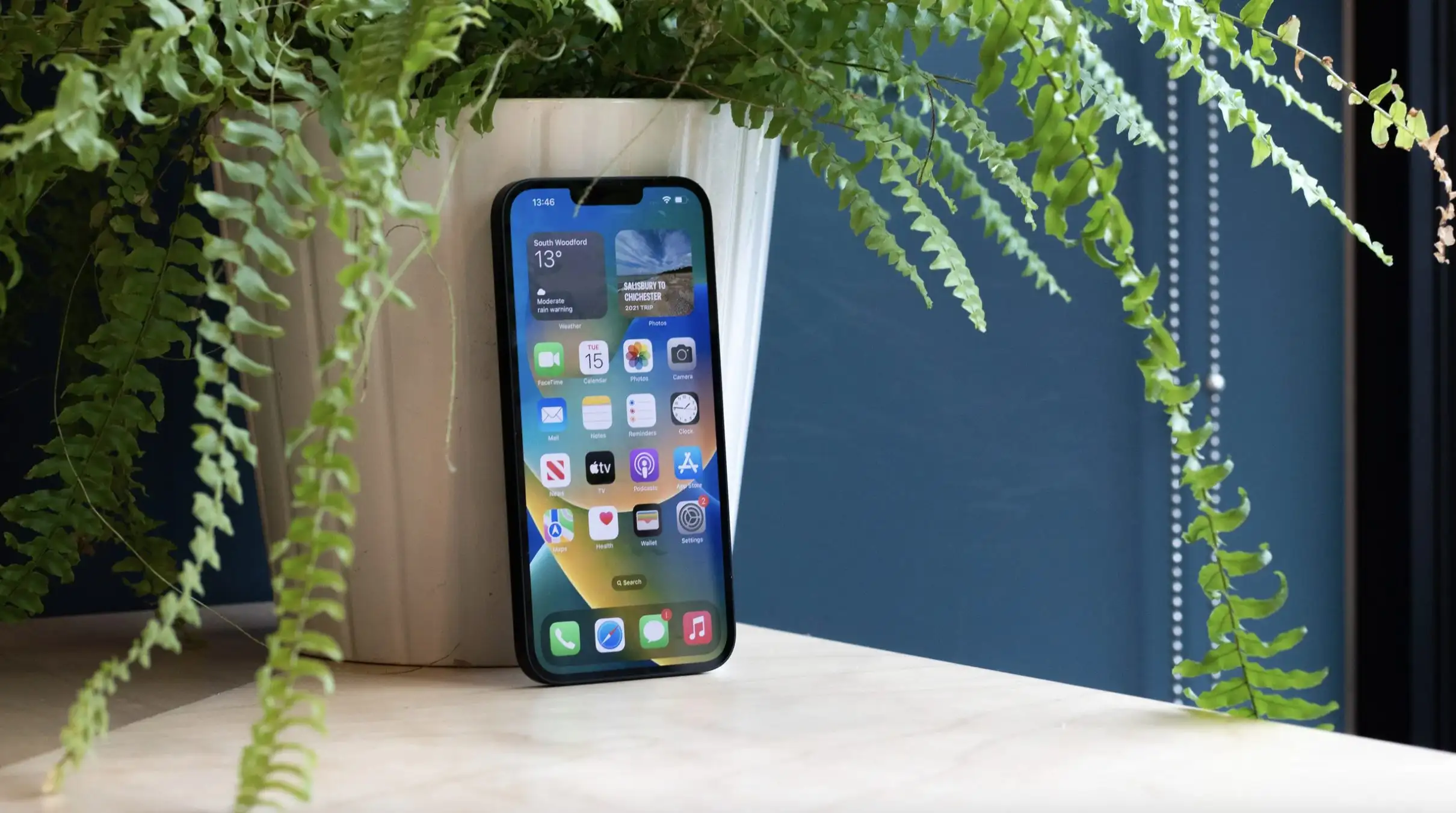 Самый красивый iPhone 14 Plus солидно подешевел в России. Ради чего его брать?