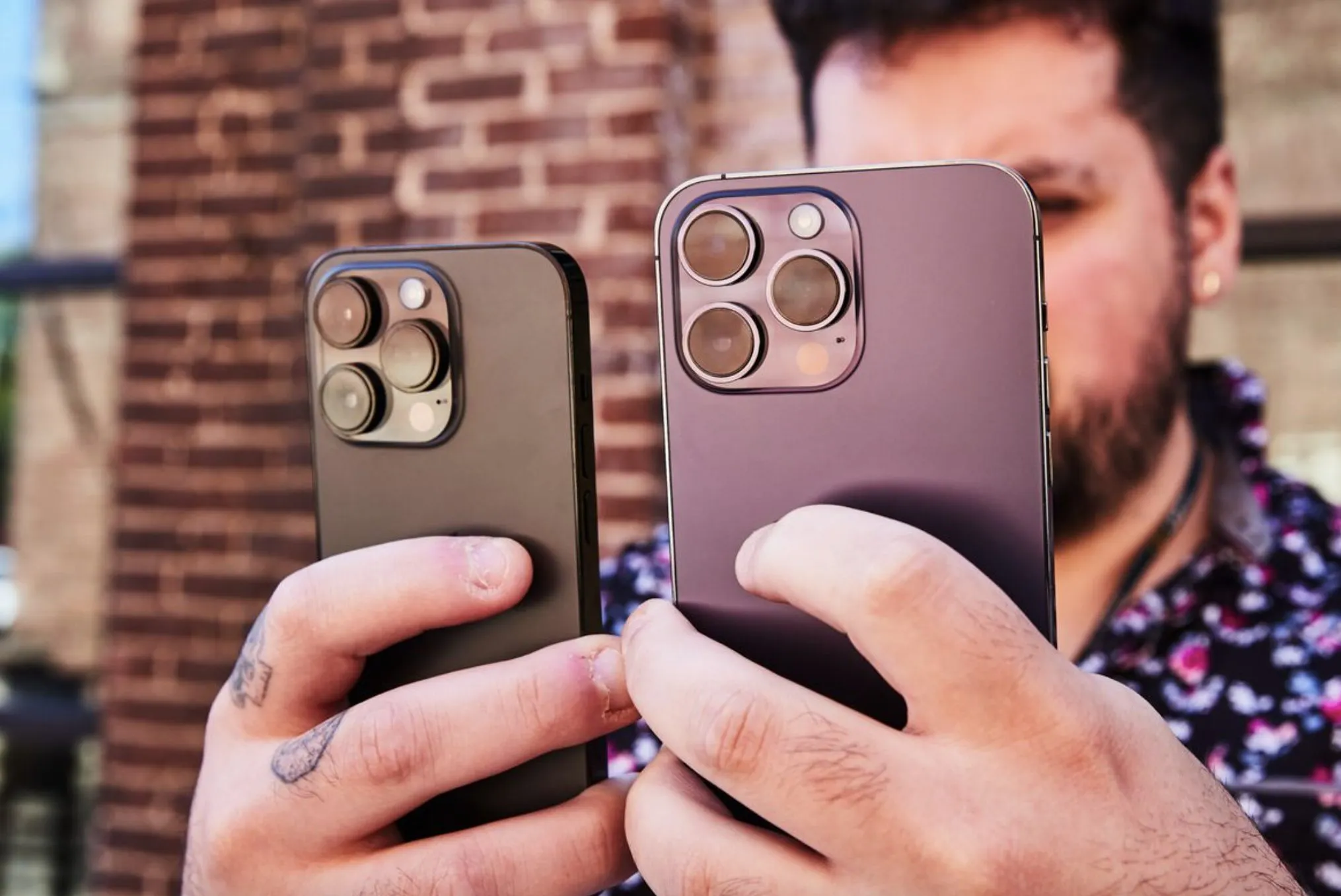 В какую камеру iPhone надо смотреть при позировании? Их же там две или три
