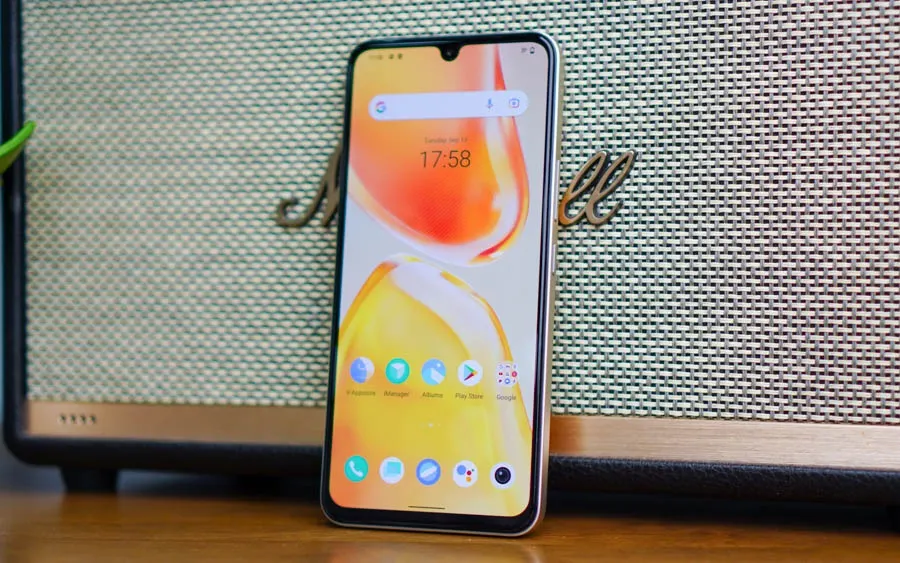 У этого Vivo плавный экран и крутые камеры. А еще — лучшая цена за 4 недели