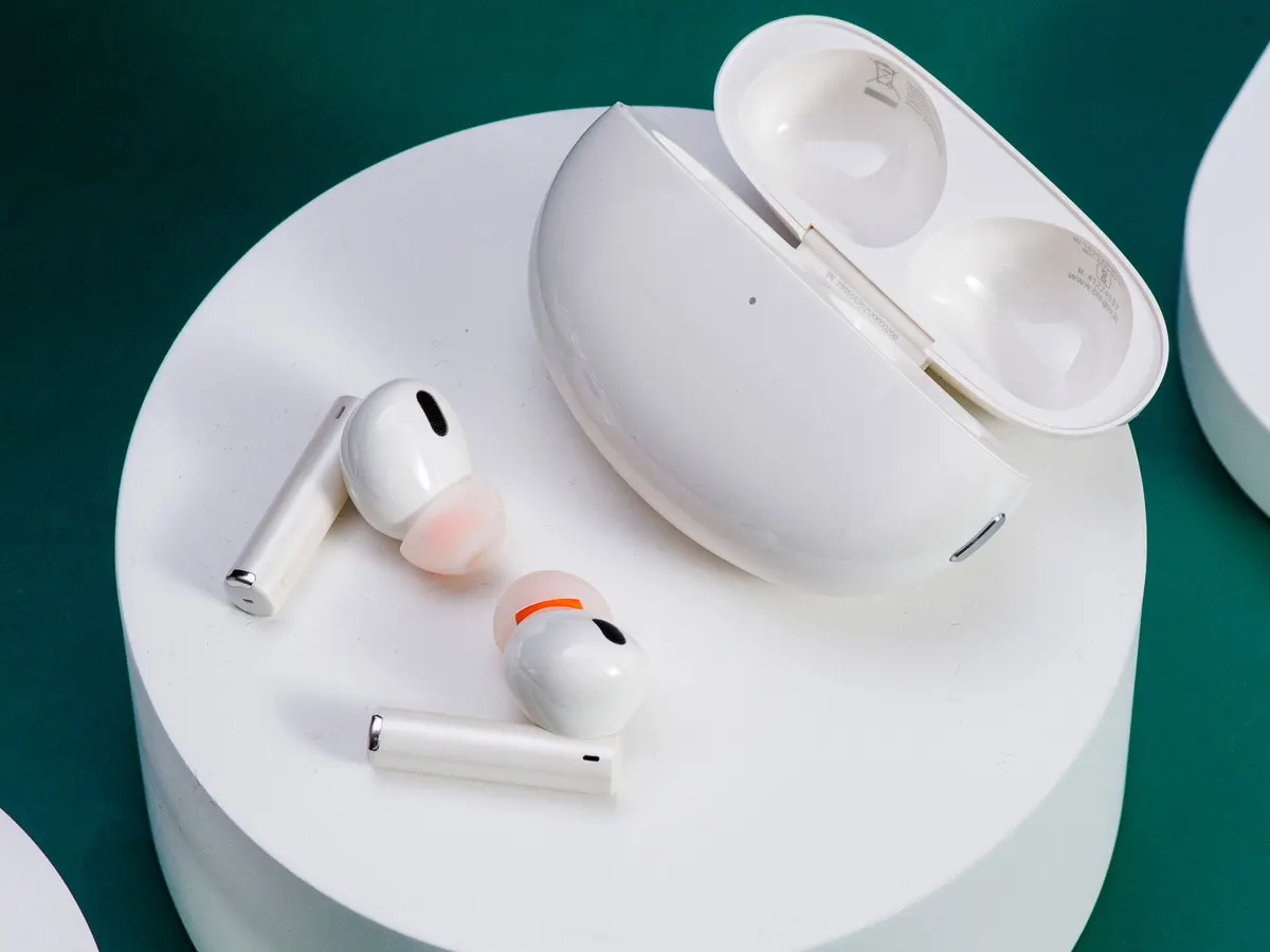 Топовые наушники Realme подешевели на Али. Это один из главных конкурентов AirPods Pro