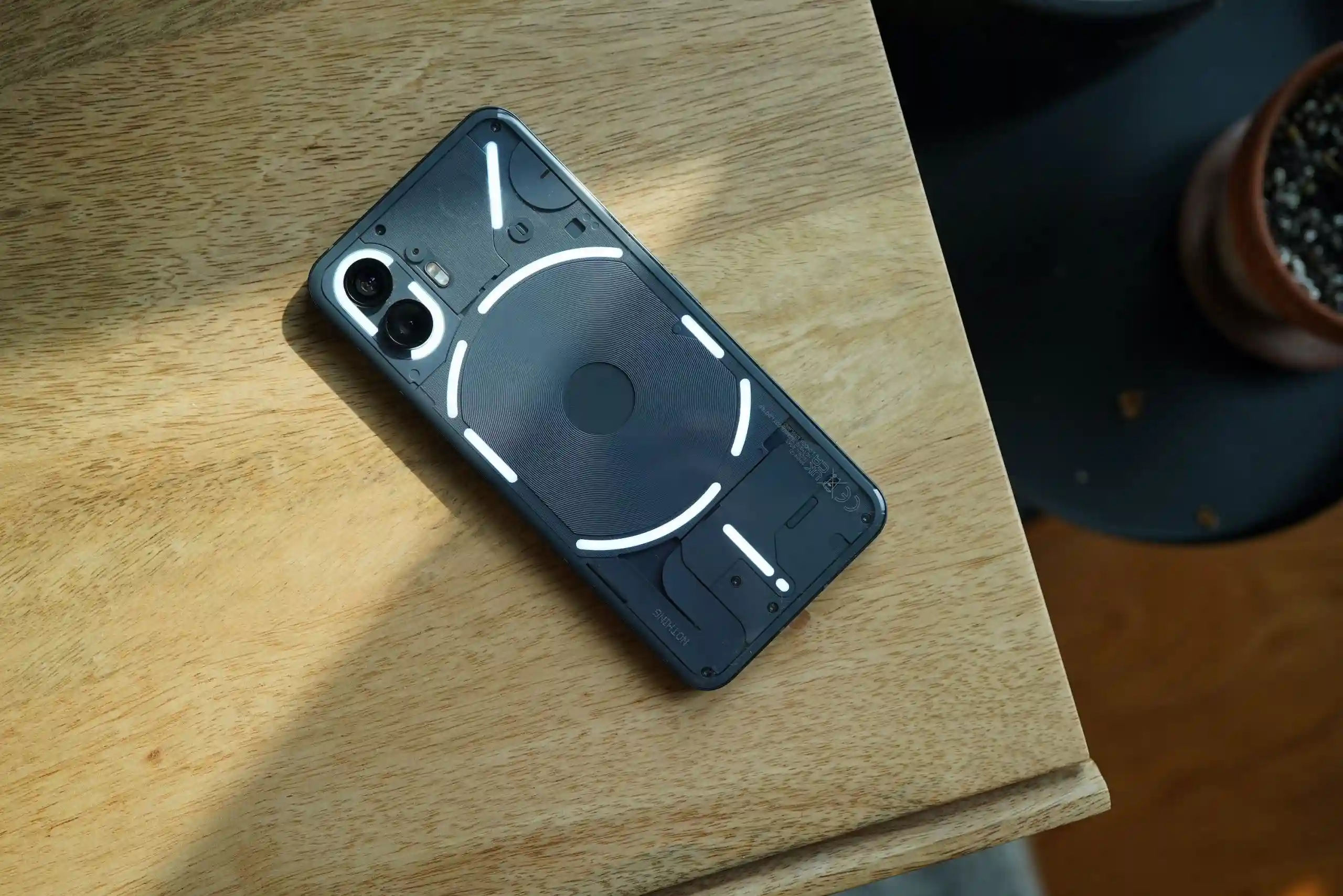 Nothing Phone (2) прилично подешевел в России. Цена снизилась на 6 тысяч за месяц