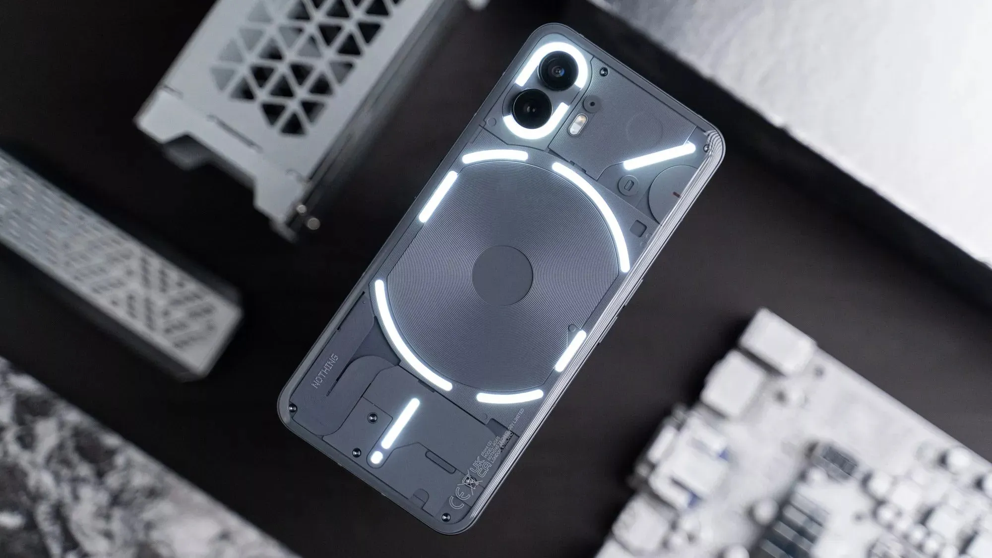 Nothing Phone (2) наконец подешевел в России. Это самый стильный смартфон на рынке