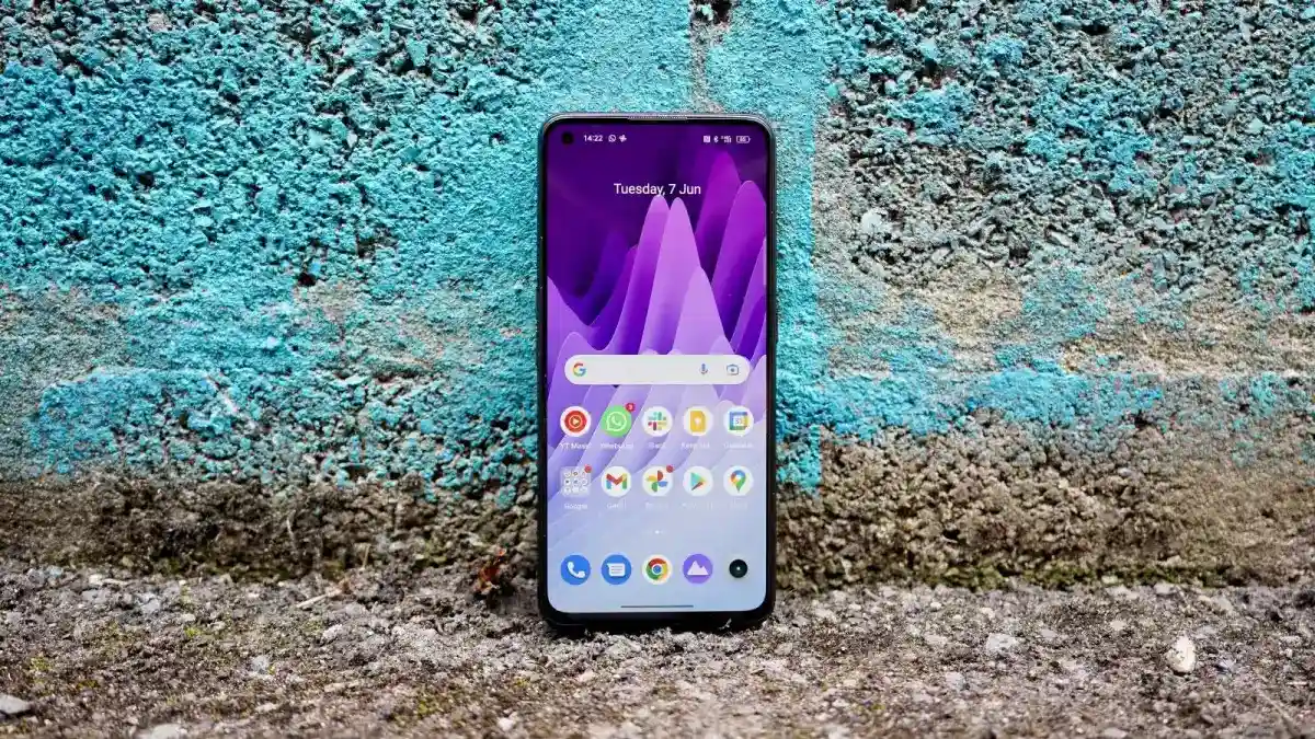 Один из главных хитов Realme сливают со скидкой. Берем, пока он есть в наличии