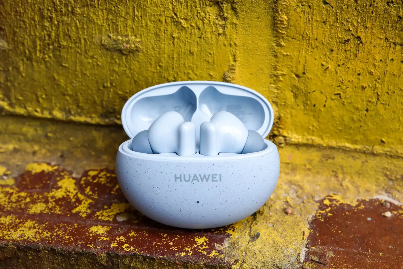 «Не к чему придраться». Хитовые наушники Huawei подешевели в России