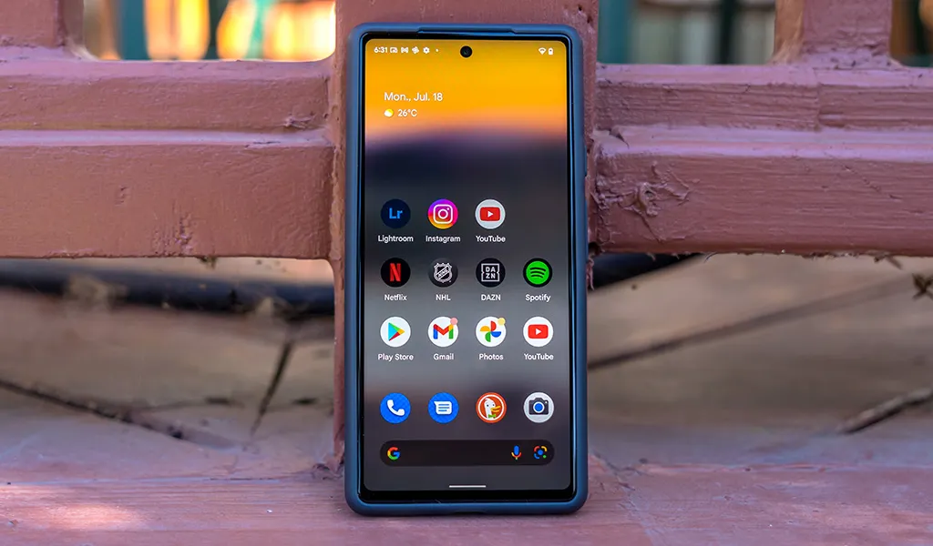 Этот Google Pixel —  самый выгодный смартфон бренда. У него отличные камеры и яркий AMOLED-экран