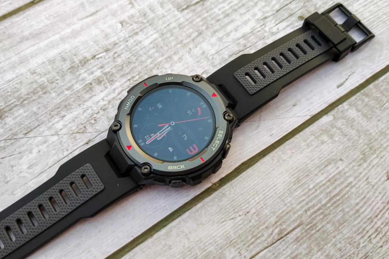 Смарт-часы Amazfit с дерзким дизайном подешевели в России. У них вечный корпус и ядерный запас автономности