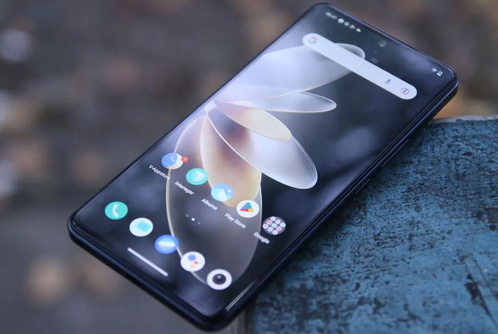 «Мне он больше понравился, чем мой iPhone 11». Крутой смартфон Vivo подешевел в России