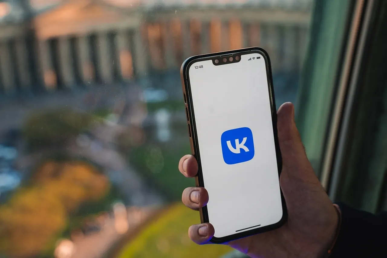 У приложения «VK Видео» есть один жуткий недостаток. Оно проигрывает даже основному аппу «ВКонтакте»