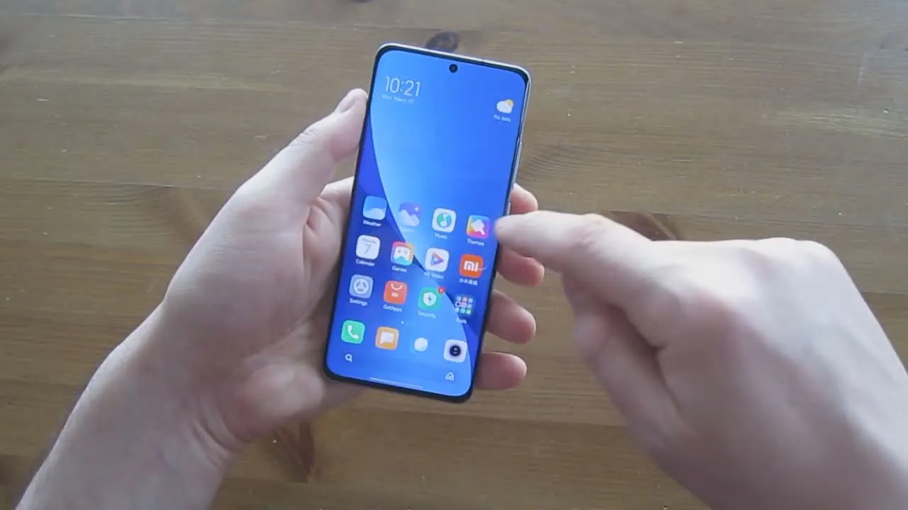 10 главных компактных смартфонов на рынке. От недорогого Xiaomi до топового iPhone 14 Pro
