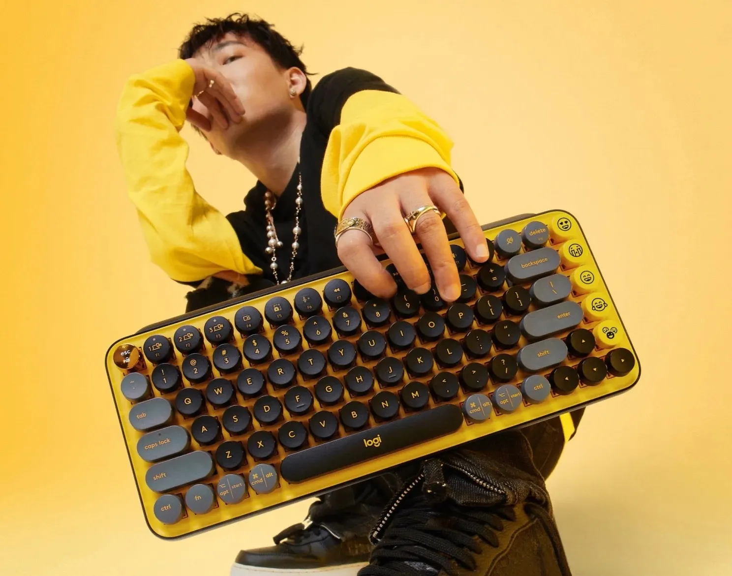 Нашли шикарную клавиатуру Logitech для любителей механики. Очень яркий и удобный аксессуар для вашего компа
