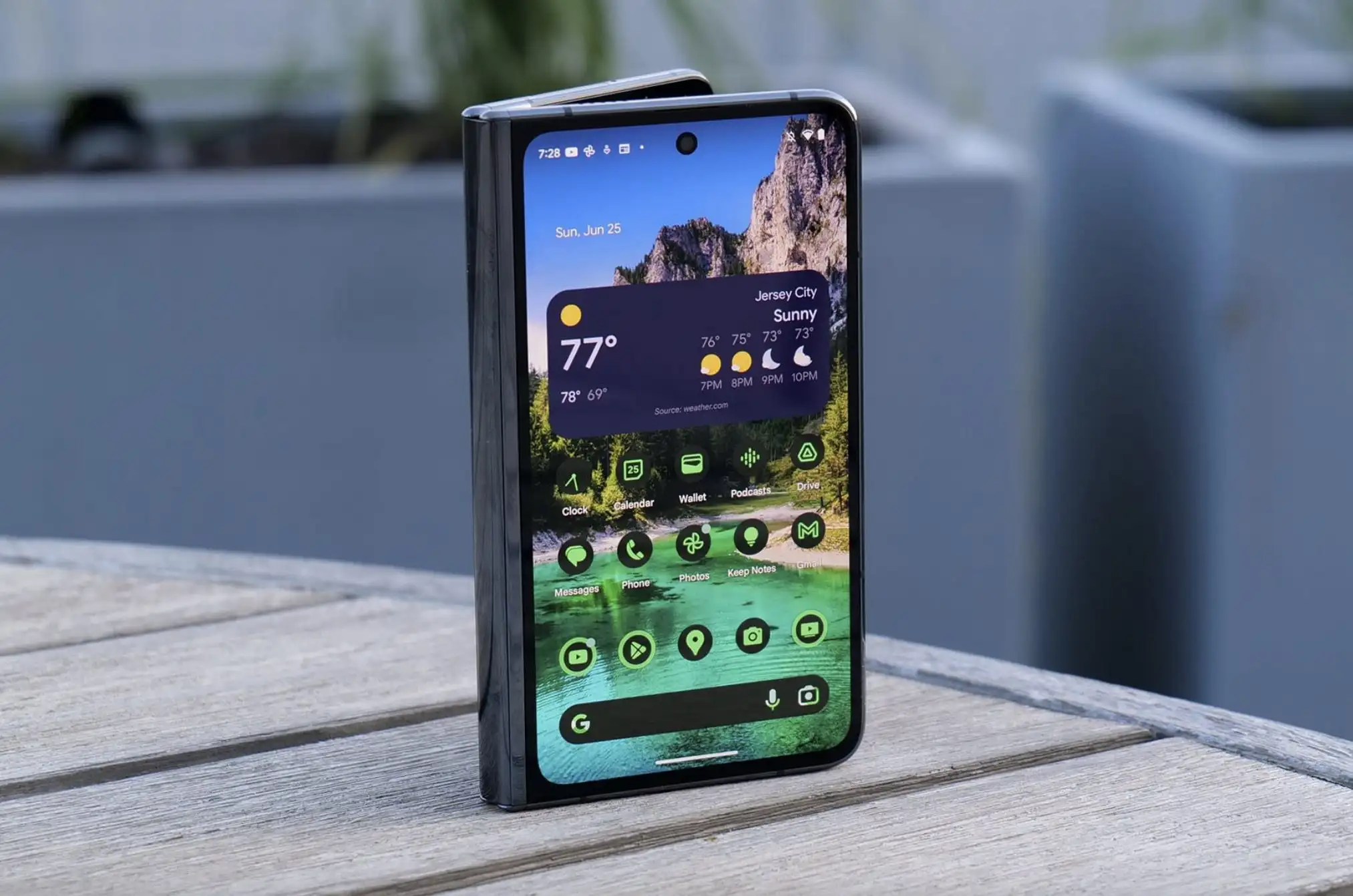 5 смартфонов с лучшими экранами на рынке. Уникальный Pixel Fold и неповторимый iPhone 14 Pro Max