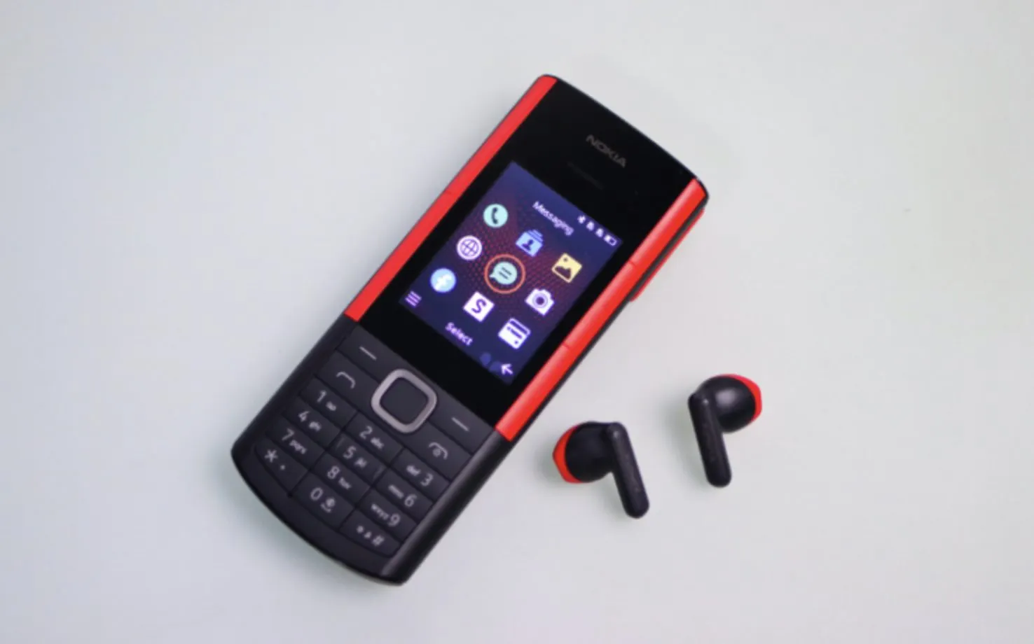 Самый странный телефон от Nokia появился в России. Это стильный кнопочник со встроенными наушниками