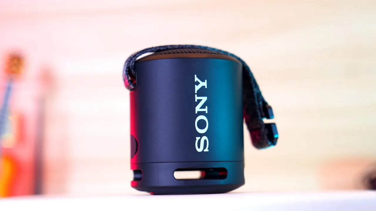 Компактная колонка Sony подешевела в России. У нее мощный звук и бешеная автономность