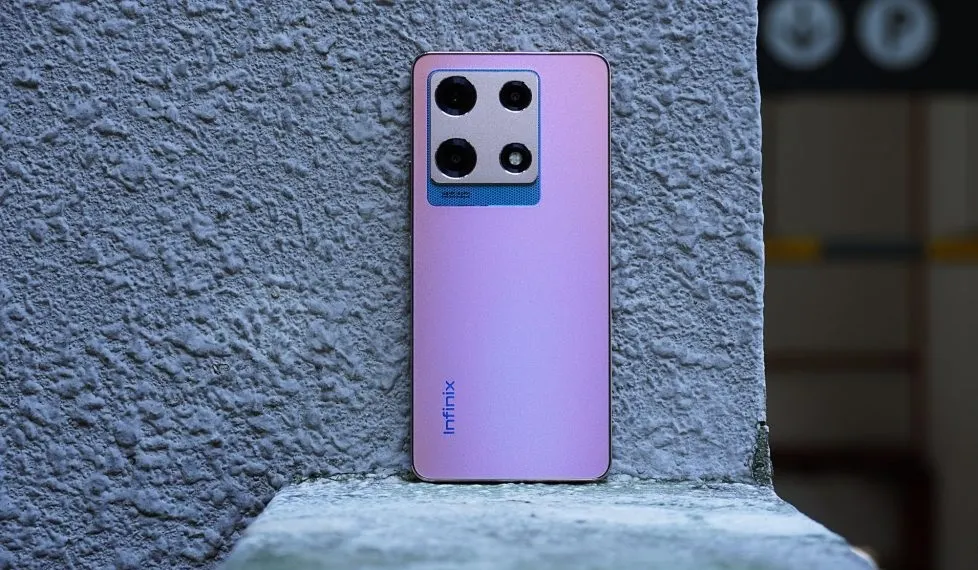 Сбалансированный середняк Infinix подешевел в России. У него есть даже несколько флагманских фич