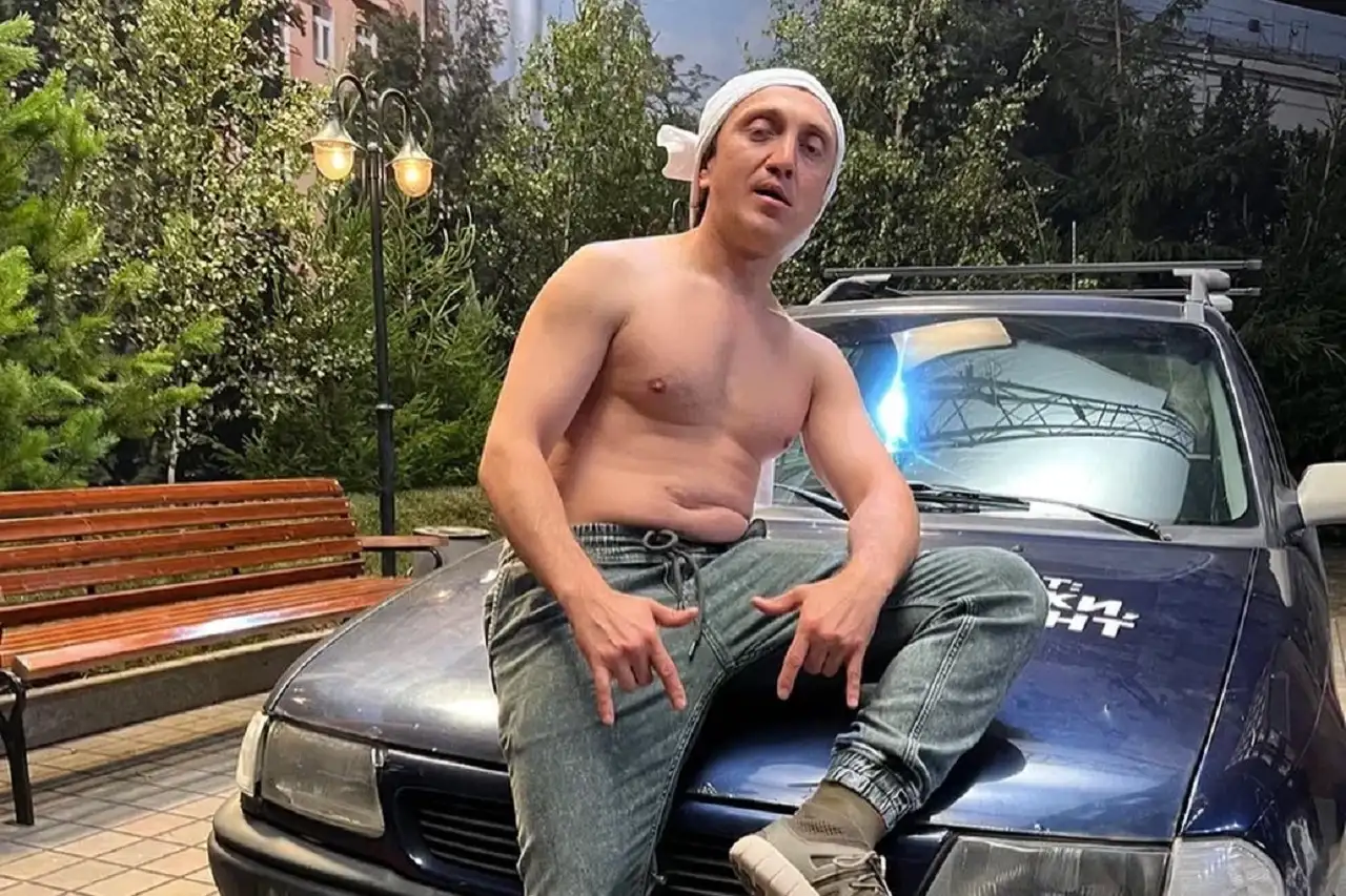 «Не хотел идти до конца, но решился». Денис Дорохов вновь разделся и поцеловался с бабушкой