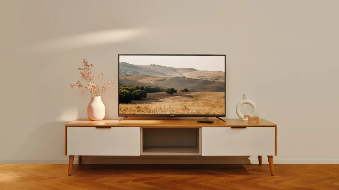 Этот Tuvio — самый выгодный телевизор на рынке. Вариант с большим 4K-экраном и Алисой