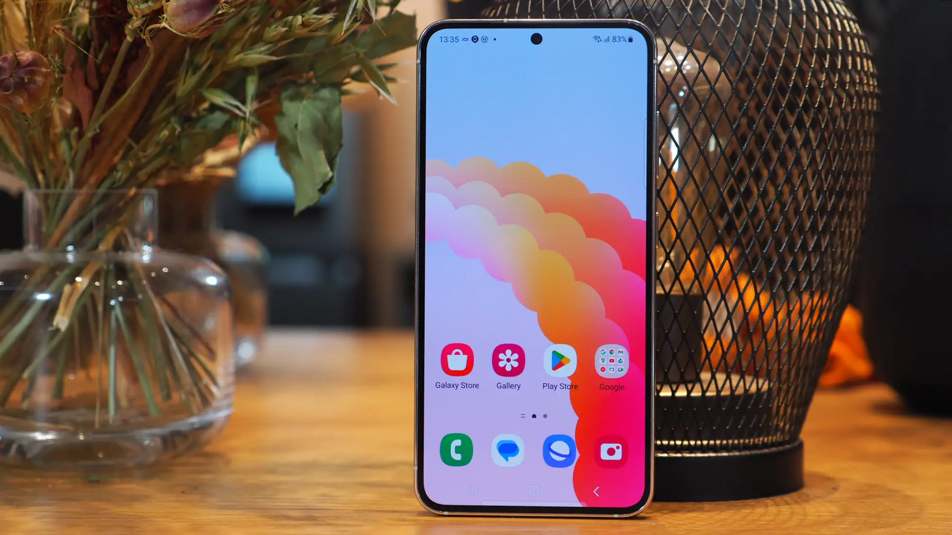 Samsung Galaxy S23 подешевел ниже психологической отметки. Самый актуальный компактный смартфон на рынке