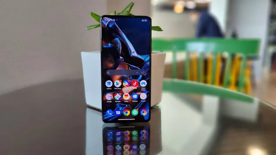 Об этом Xiaomi Poco все забыли, а зря. У него шикарный AMOLED-экран и крутые камеры