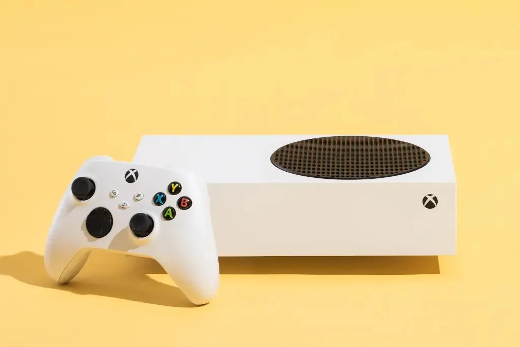 Самое время брать Xbox Series S. Отличная консоль для прохождения Starfield упала в цене на Маркете