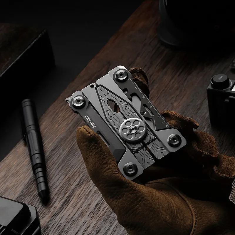 Нашли самый необычный мультитул Xiaomi по минимальному прайсу. Он складывается в банковскую карту