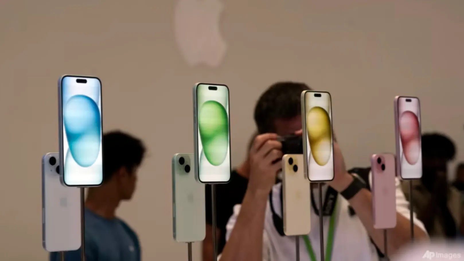 iPhone 15 уже можно заказать в России. Цены кошмарные, хотя обещают подарки