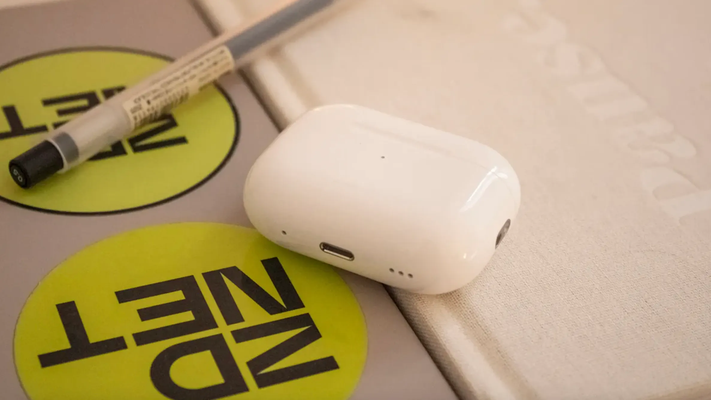 AirPods Pro незаметно прокачали. Теперь у наушников хорошая влагозащита и крутой звук, но с нюансом
