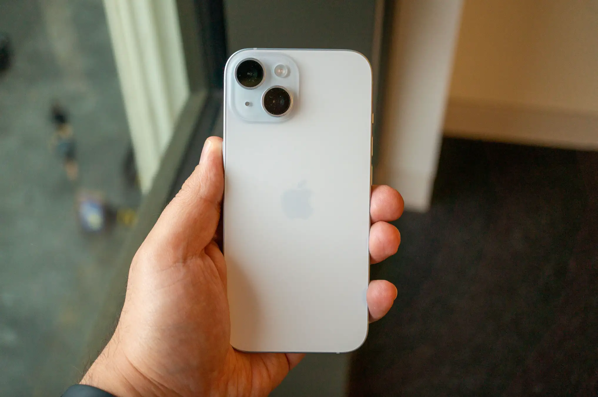 iPhone 15 впервые подешевел. Где купить новый смартфон со скидкой в 30 тысяч рублей?