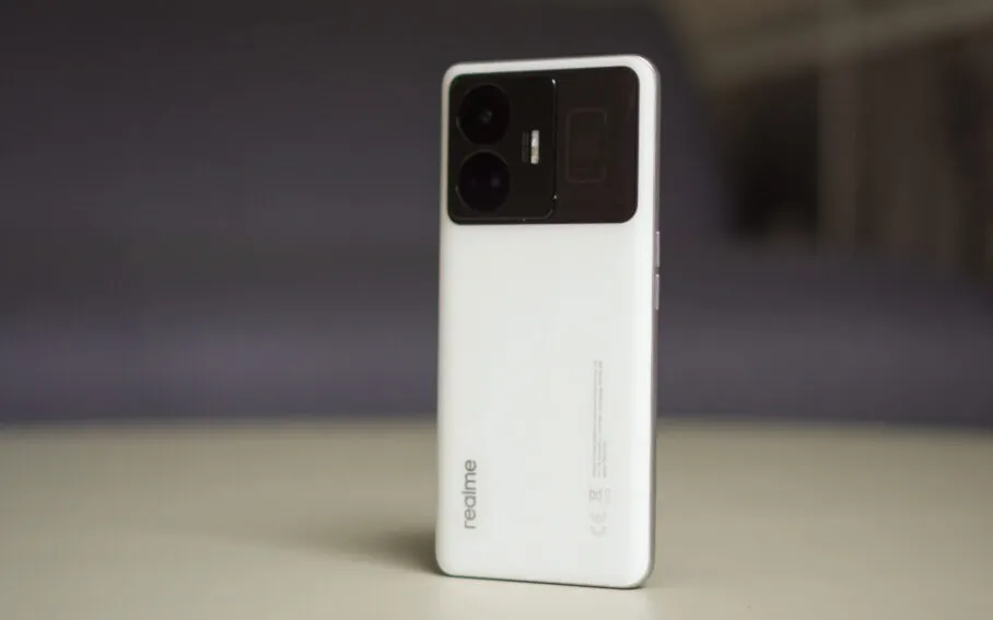 Realme GT3 — главный смартфон бренда. Мы знаем, где забрать его по минимальной цене