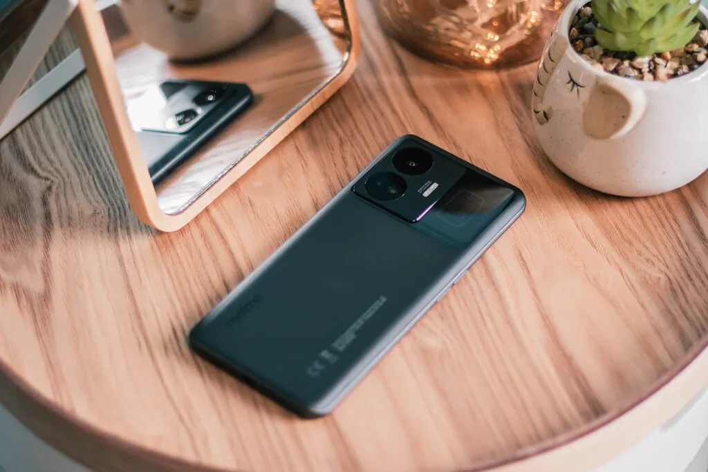 Realme GT3 — главный смартфон бренда. Мы точно знаем, где его лучше брать