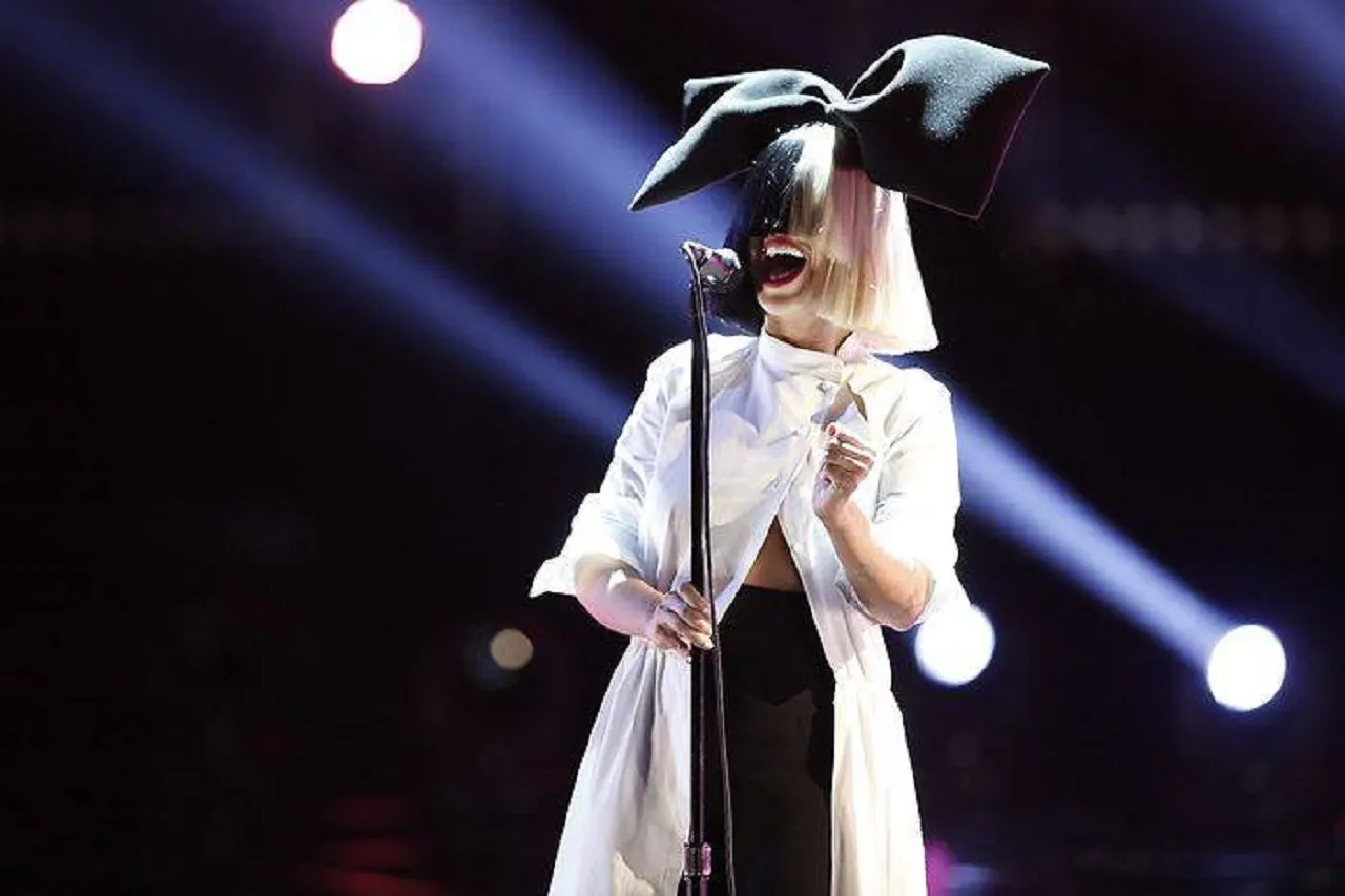 Певица Sia впервые вышла на публику без парика. Как сейчас выглядит автор Chandelier?