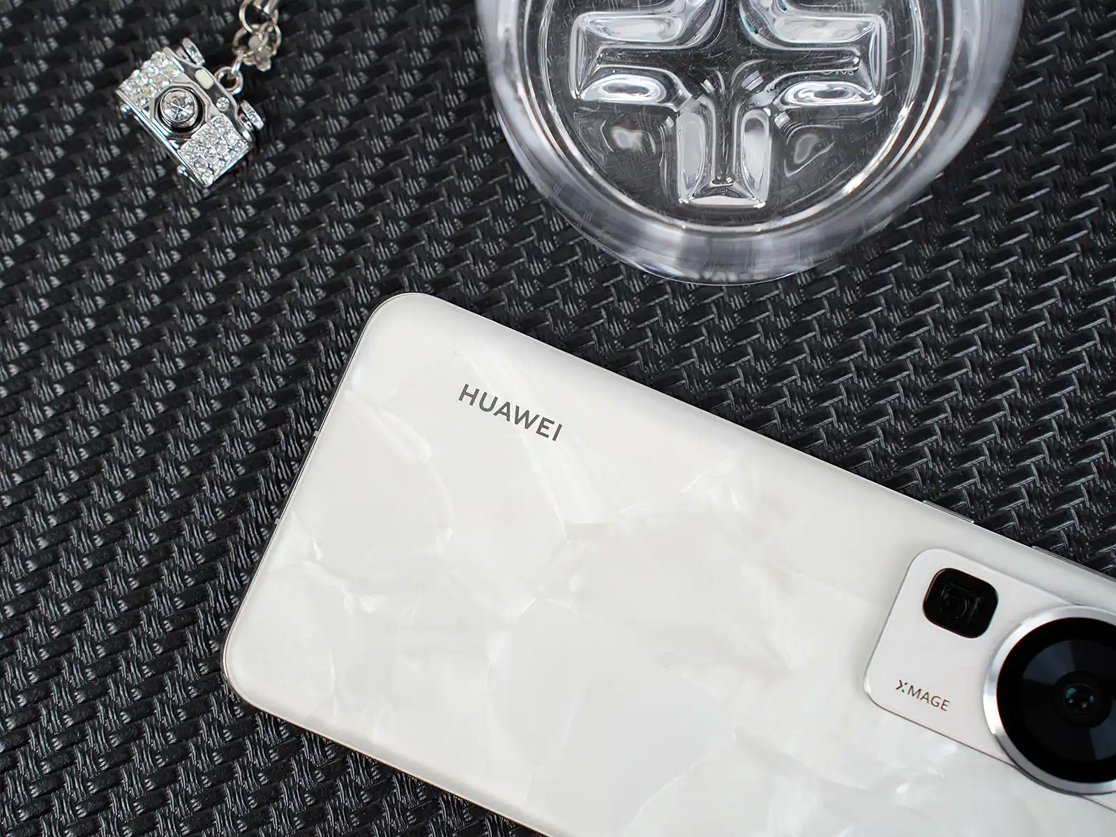 Об этом Huawei все забыли, а зря. Один из лучших фотофлагманов бренда подешевел в России