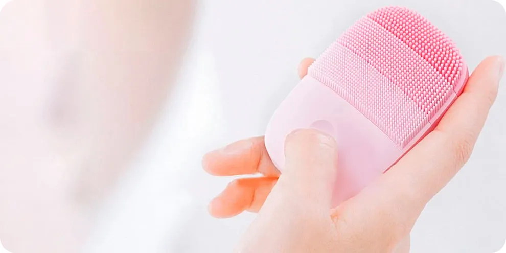 «Отлично разгоняет кровь и освежает кожу». Самый полезный гаджет Xiaomi для ультразвуковой чистки лица за 1000 рублей