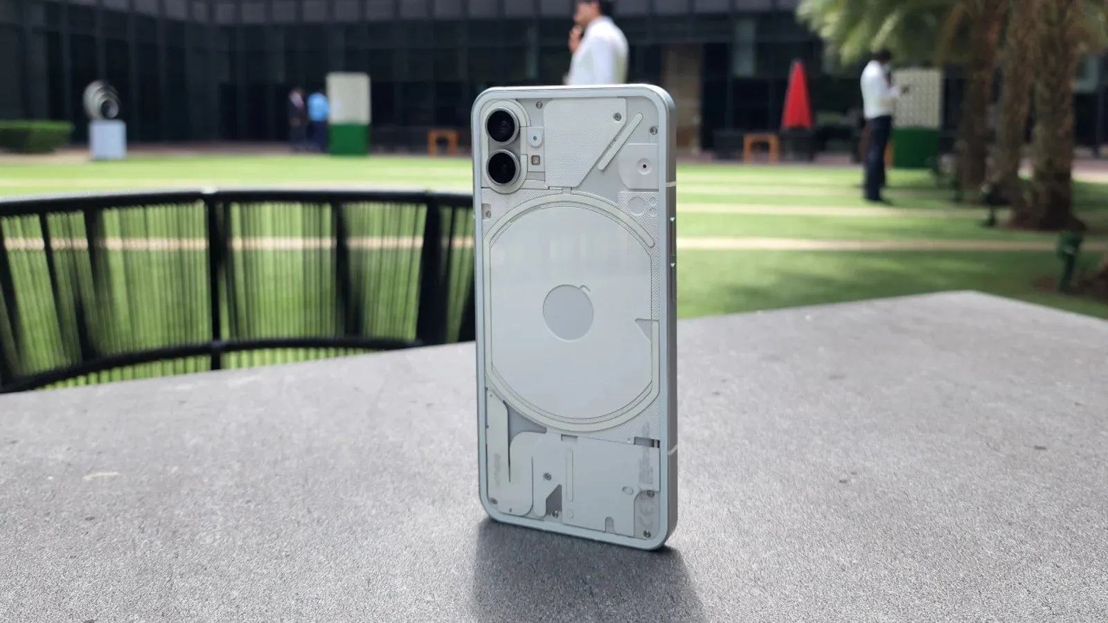 Хайповый Nothing Phone (1) подешевел в России. Теперь его точно стоит брать