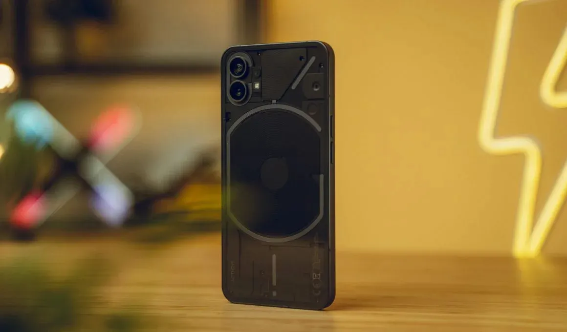Легендарный Nothing Phone (1) рухнул в цене. Мастхэв для истинных ценителей стиля