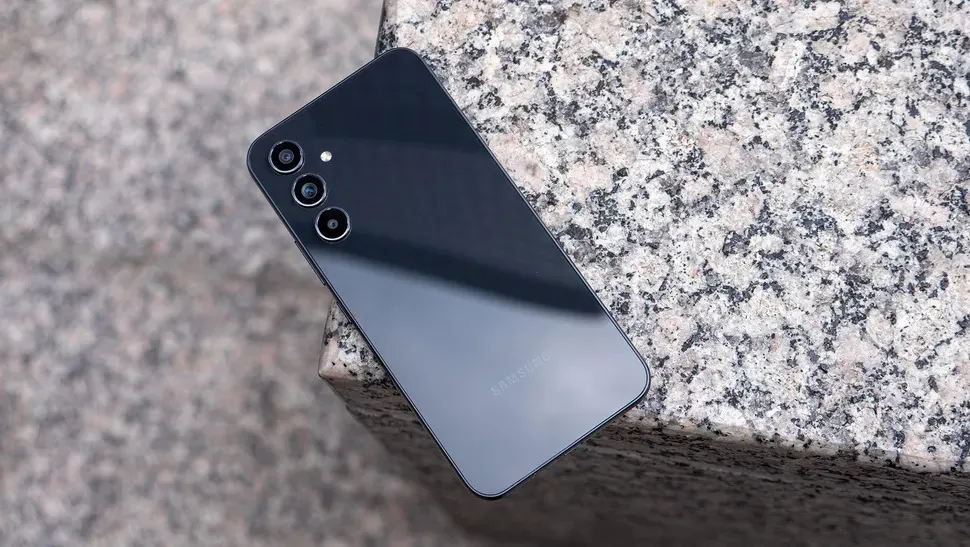 Этот Samsung Galaxy — главный бестселлер бренда. Мы точно знаем, где его взять по минимальной цене
