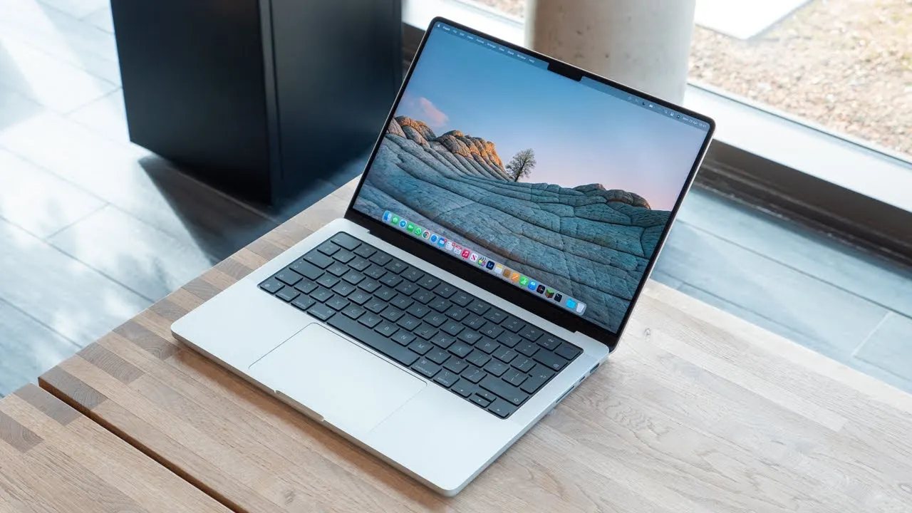 Какой MacBook выгоднее покупать в конце 2023 года? Есть мнение, что стоит немного переплатить